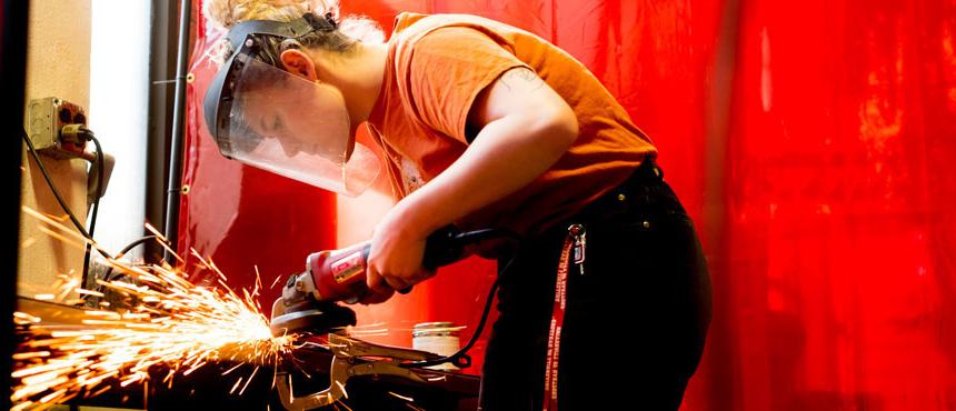 Student using welding equipment at the 哈特福德艺术学院