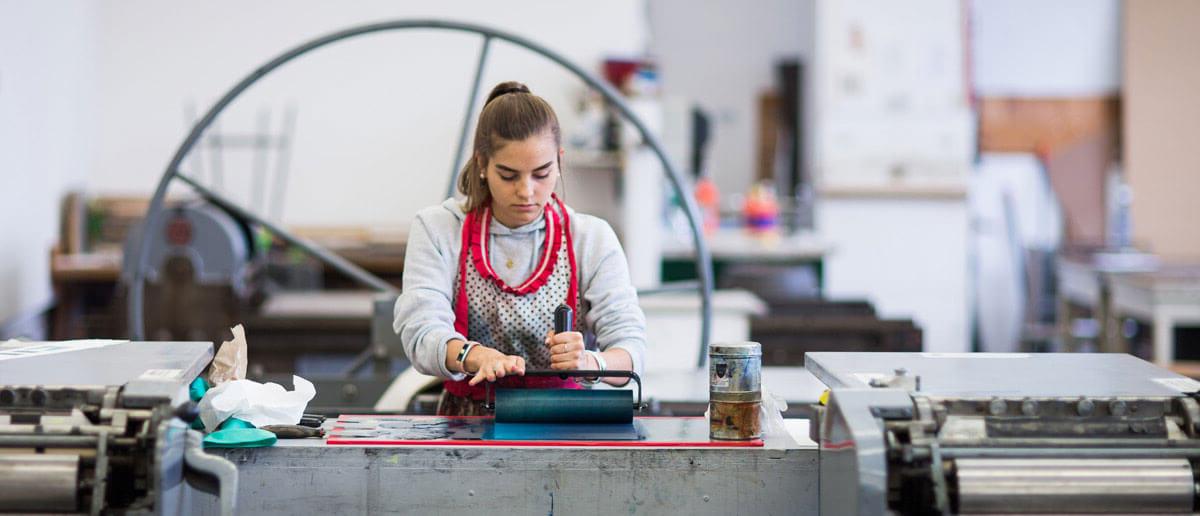 Student working in the 哈特福德艺术学院 printmaking studio